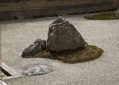 Détail de la plus grosse pierre du jardin zen du temple Ryoanji