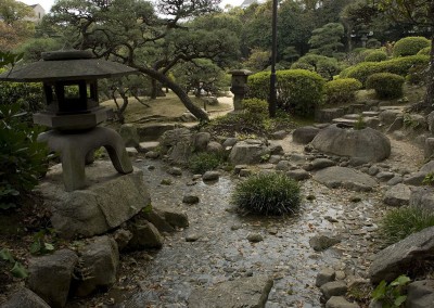 Petit cours d'eau dans les jardins de la propriété coloniale de