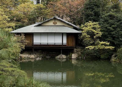 Cabane près de l'étang dans les jardins de la propriété colonial