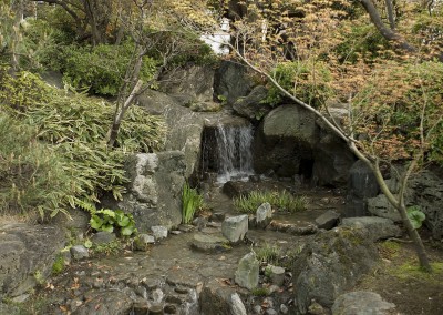 Petite cascade dans les jardins coloniaux