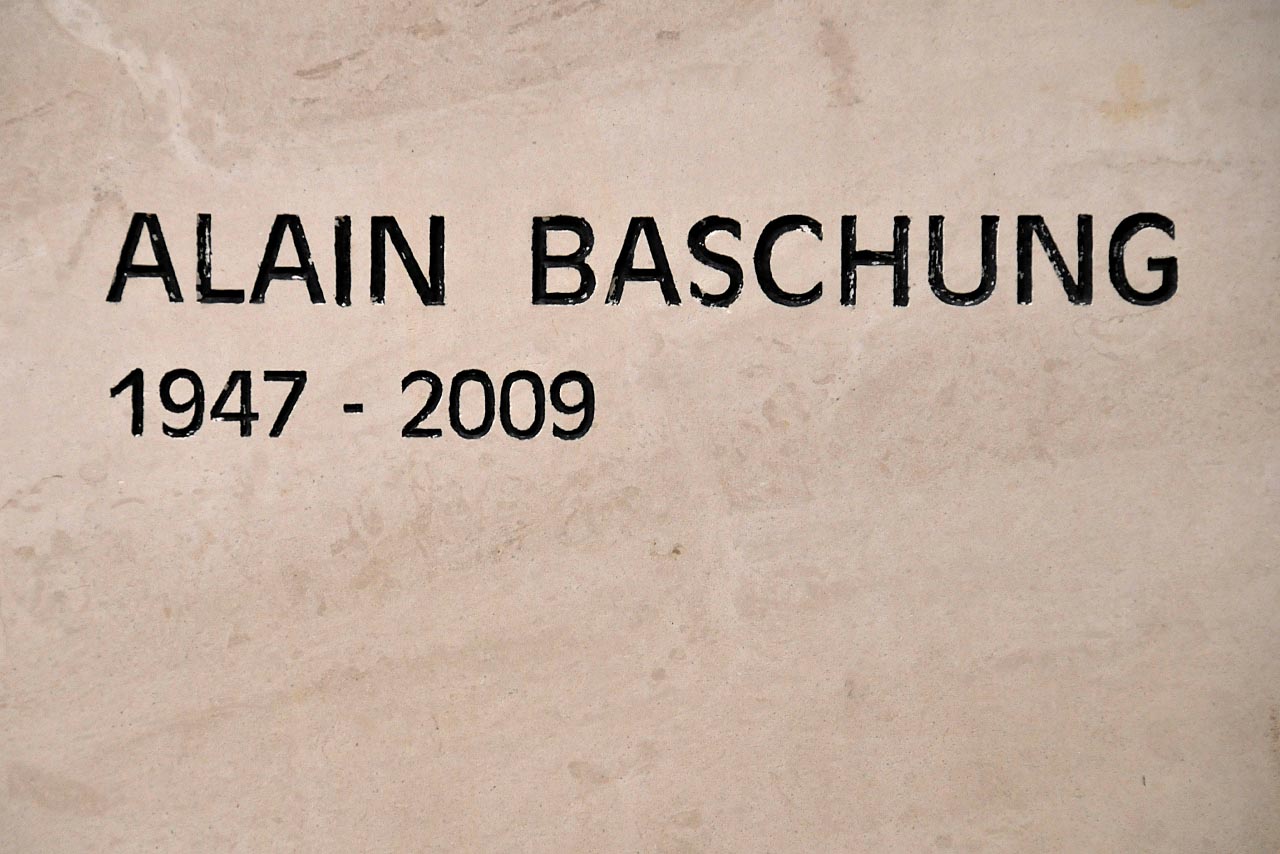 La tombe d’Alain Bashung au cimetière du Père Lachaise, 13e division