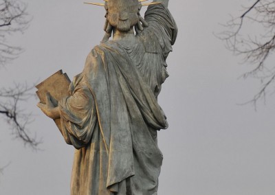 statue au petit matin