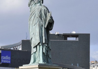 statue de la liberte devant la maison de la radio