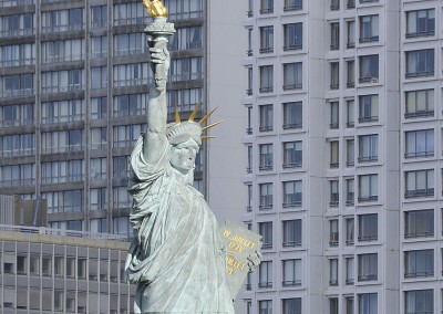 statue de la liberte sur fond d'immeubles