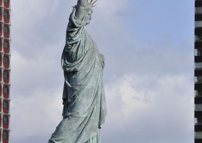 statue de la liberte entre deux tours