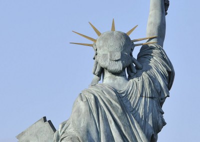 Le haut de la statue de la liberte de dos