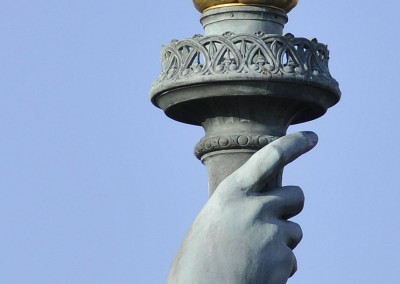 La torche de la statue de la liberte de dos