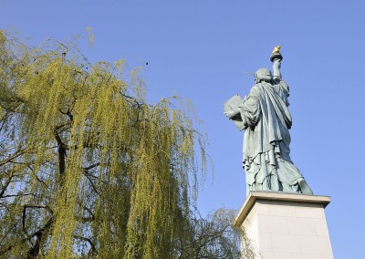 Statue de la liberte de dos socle