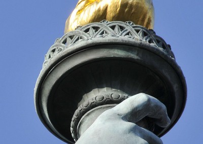 Zoom sur la torche de la statue de la liberte