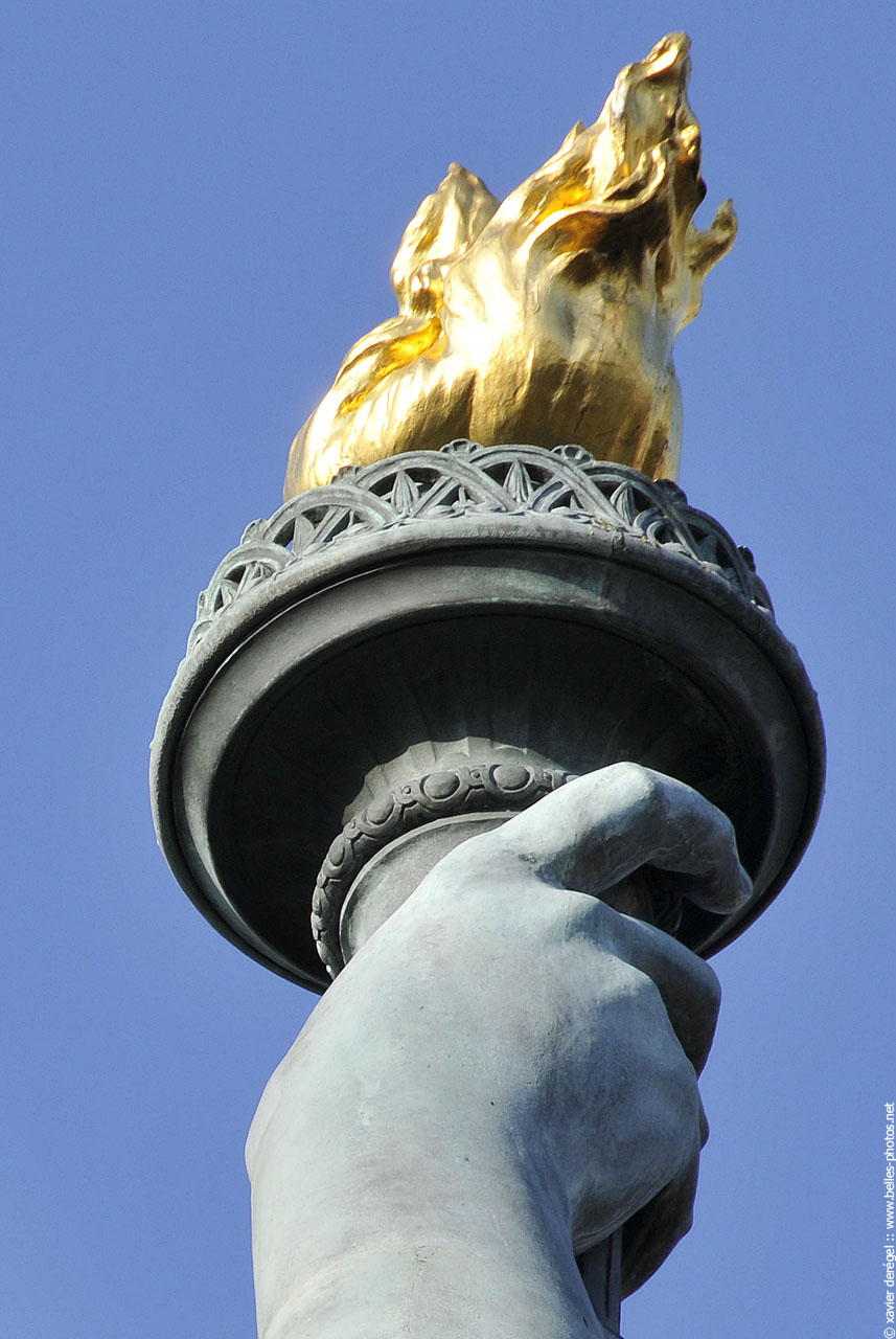 Zoom sur la torche de la statue de la liberte - Belles photos
