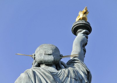 Le haut et la torche de la statue de la liberte de dos