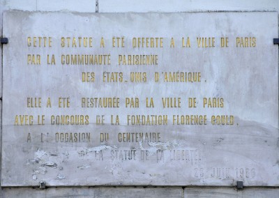 Plaque sur la statue de la liberte