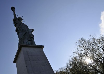 La statue sur son socle à contre-jour