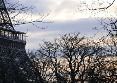 La tour Eiffel - Soleil qui se leve dans la brume