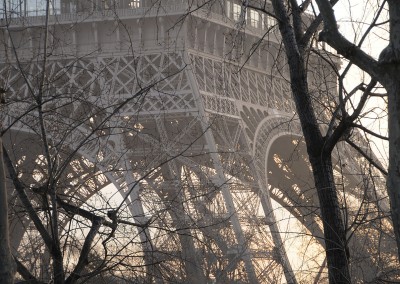 La tour Eiffel dans la brume