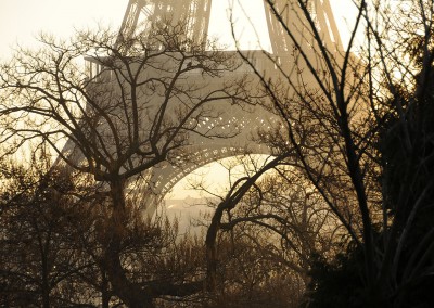 La tour Eiffel soleil levant