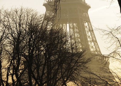 La tour Eiffel soleil levant