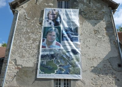 Kakémono sur la façade du moulin de Claude François