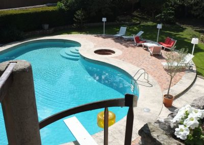 Escalier en colimaçon descendant vers la piscine de Claude François