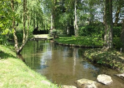 Plan d'eau au bout du parc du moulin de Claude François