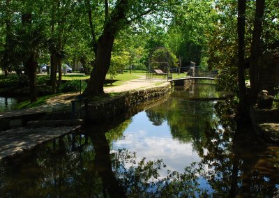 Le parc ombragé du moulin de Claude François