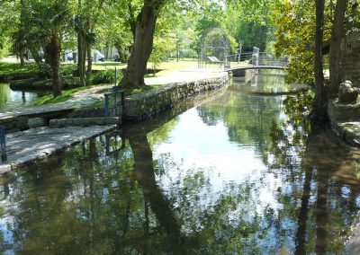 Pont dans le parc du moulin de Claude François