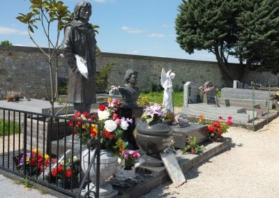 Tombe et statue de Claude François