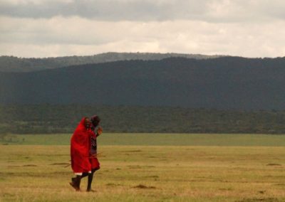 Hommes dans une réserve naturelle kényane