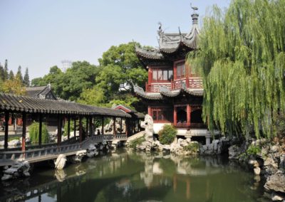 Plan d'eau et pont au jardin Yuyuan