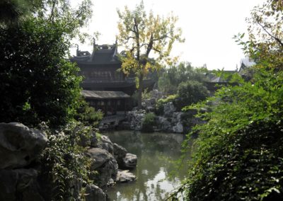 Vue sur un plan d'eau au jardin Yuyuan, Shanghai