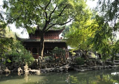 Le plan d'eau et la maison rouge (jardin Yuyuan)