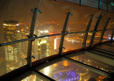 En haut de la Perle de l'Orient Tower TV Shanghai