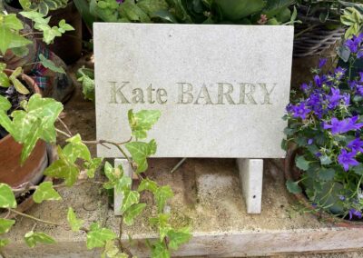 La tombe de Jane Birkin et plaque Kate Barry au cimetière du Montparnasse 11e division