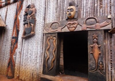 Des sculptures ornent une petite porte en bois