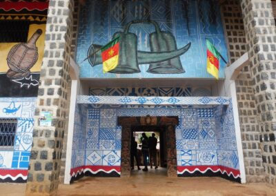 Drapeaux du Cameroun au-dessus de la porte monumentale