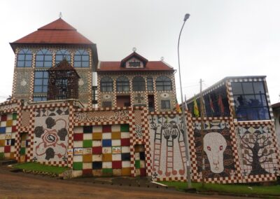 Façade colorée de Bandjoun Station