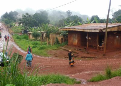 Villageois sortants après la pluie