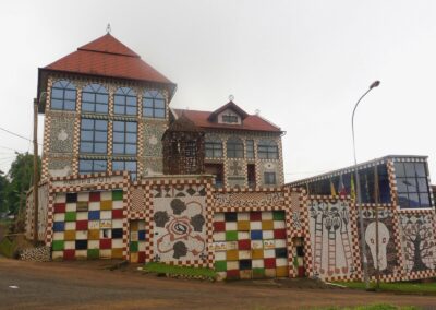 Façade colorée de Bandjoun Station