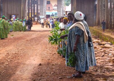 Haie d'honneur de femmes en habit traditionnel