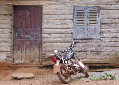 Moto devant la porte d'entrée d'une maison de village