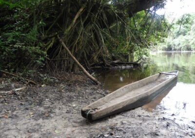 Pirogue en bois sur le fleuve