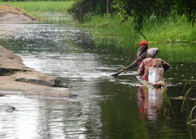 Petite pirogue au fil de l'eau