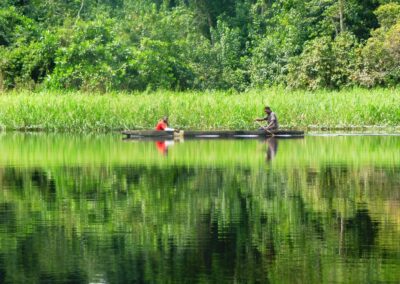 Un couple en pirogue