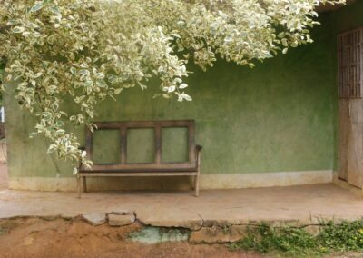 Banc sous le porche d'une maison