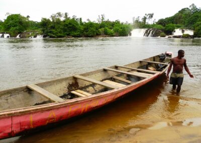 Une pirogue attend les touristes