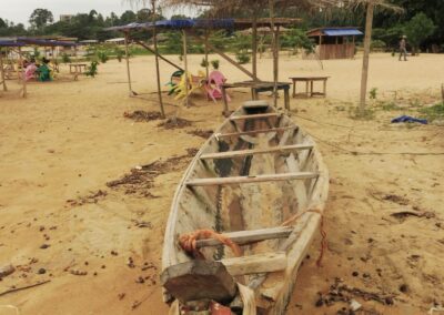 Une pirogue sur la plage