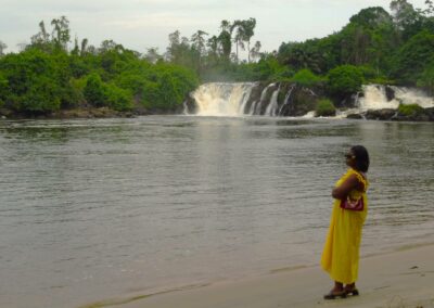 Une femme attend la pirogue