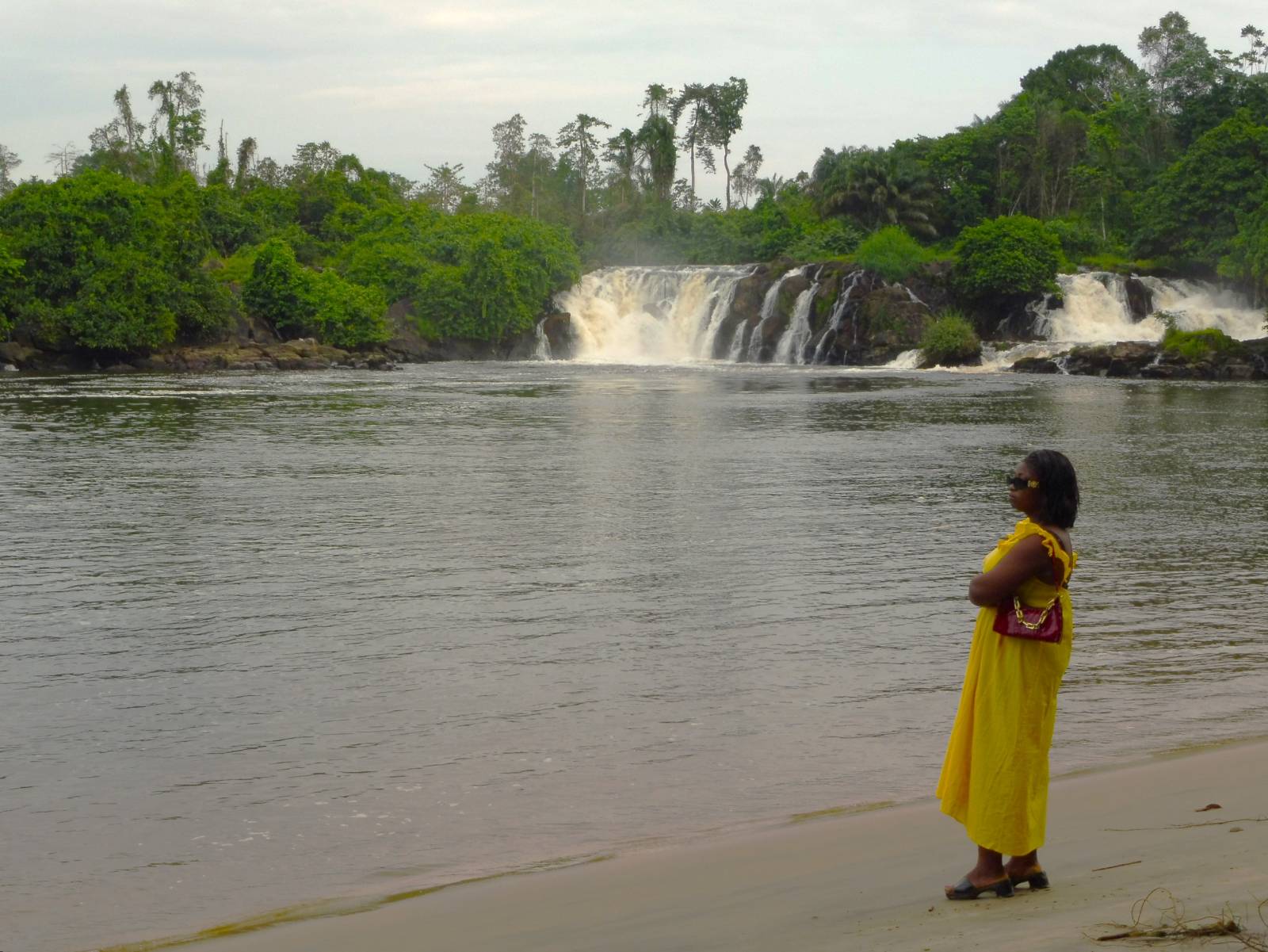 Une femme attend la pirogue