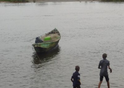 Enfants jouant dans l'océan