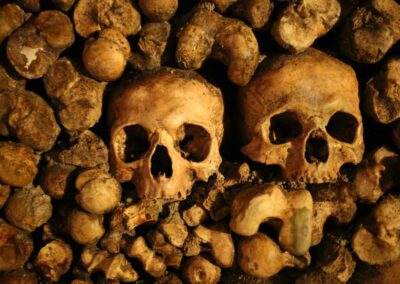 Catacombes de Paris deux crânes